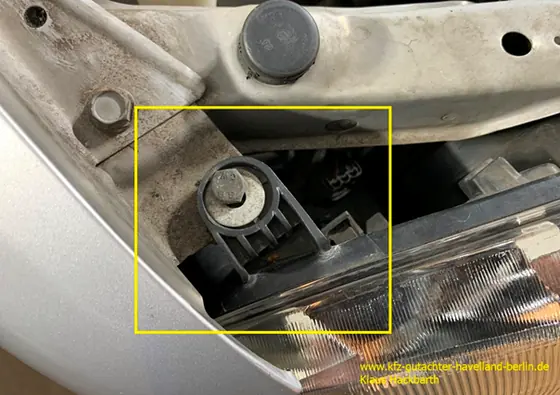 Nissan Micra K11: Scheinwerfer und Befestigung vorn rechts