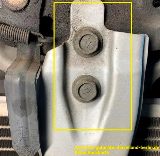 Nissan Micra K11: Schraubenversatz am Schlossträger
