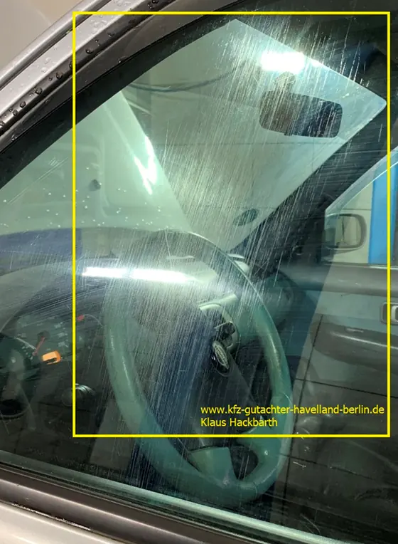 Nissan Micra K11: stark verkratzte Seitenscheibe, Fahrertür