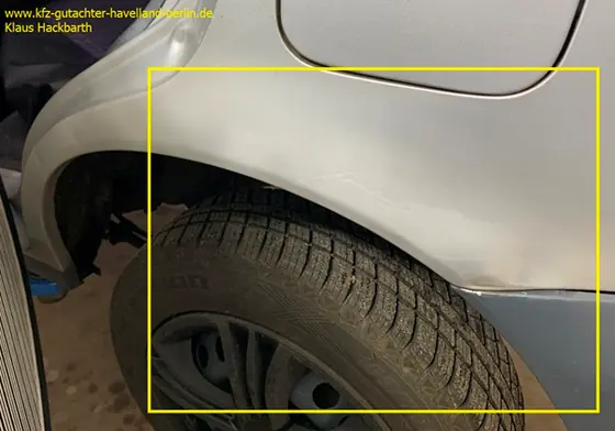 Nissan Micra K11: ausgebesserte Lackierung, gestauchte Seitenwand
