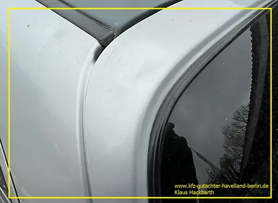 Nissan Micra K11: eingedellte, verschrammte Seitenwand und Heckklappe