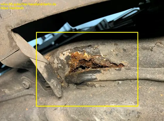 Nissan Micra K11: Durchrostung am Träger unten und am Schlossträger
