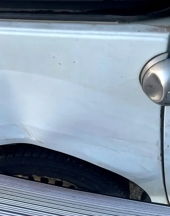 Renault Kangoo Rapid: Tür und Seitenwand