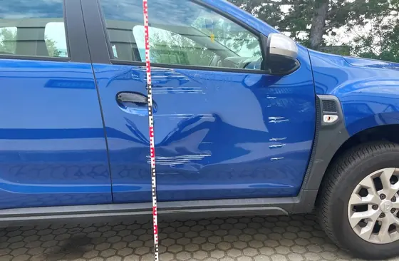 Dacia Duster: linke Seite mit Maßband