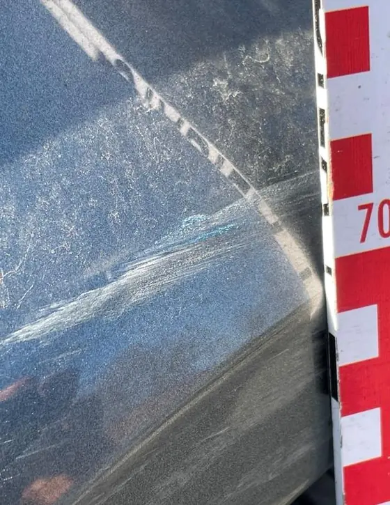 Audi A3 Sportback: Kratzer am Stoßfänger mit Maßstab