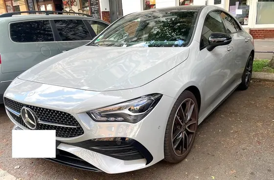 Mercedes-Benz CLA 200: Gesamtansicht von vorn links