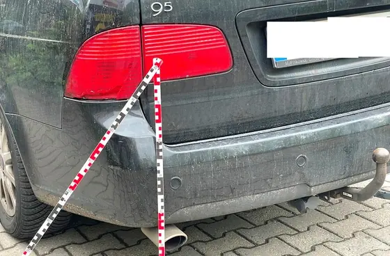 Saab 9-5: Heck mit Maßband, Stoßfänger hinten links