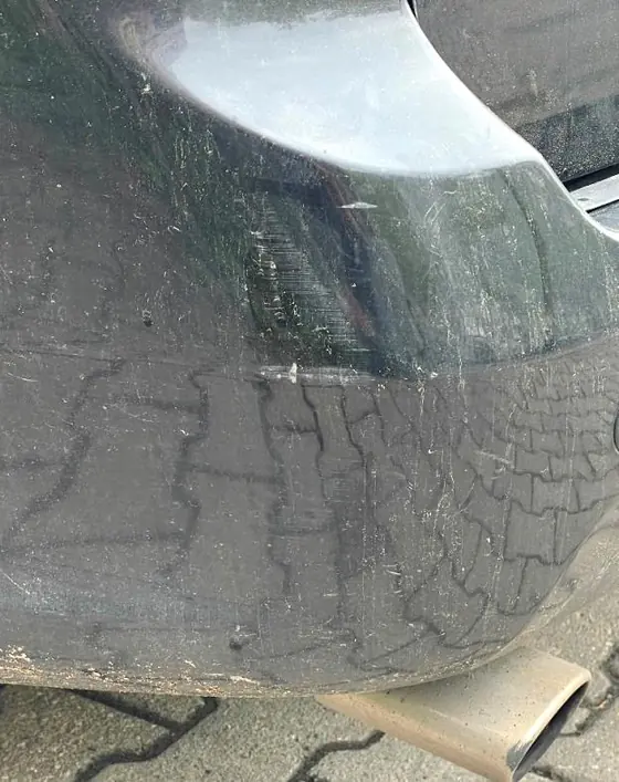 Saab 9-5: Ecke des Stoßfängers im Detail
