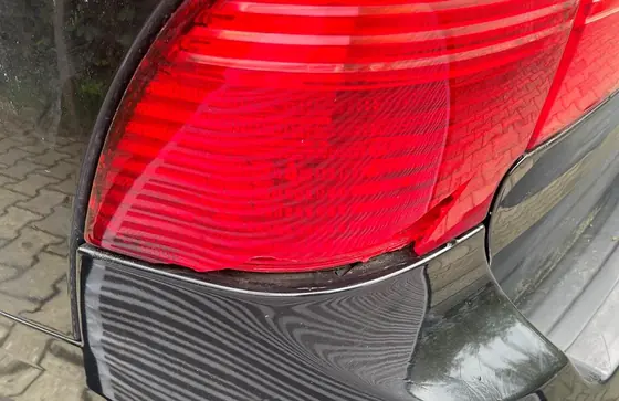Saab 9-5: Rückleuchte und Stoßfänger