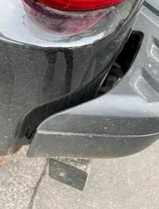 Ford Ranger Raptor: Ecke des Stoßfängers hinten, Verformung