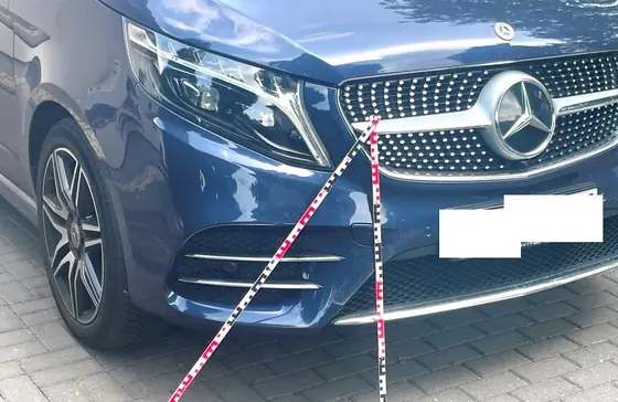 Mercedes-Benz V 300 d: Front mit Maßband