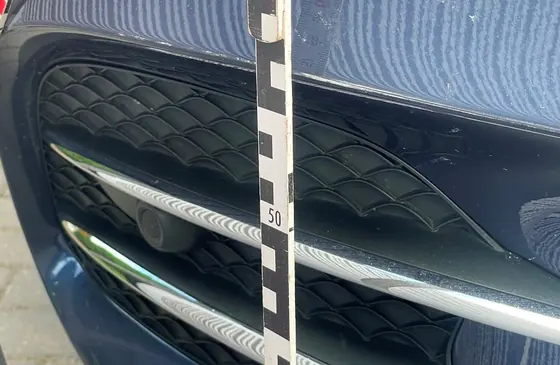 Mercedes-Benz V 300 d: Kühlergrill und Stoßfänger mit Maßstab