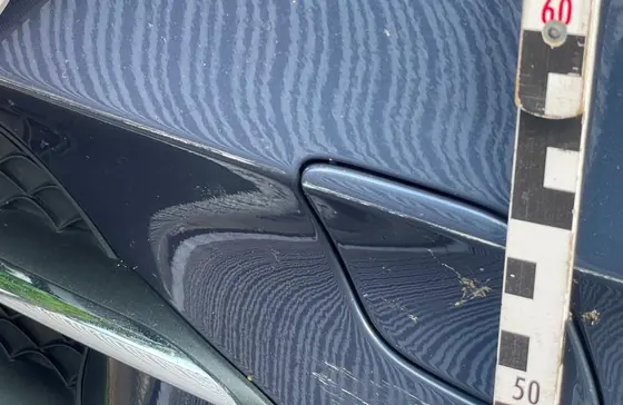 Mercedes-Benz V 300 d: Stoßfänger mit Maßstab