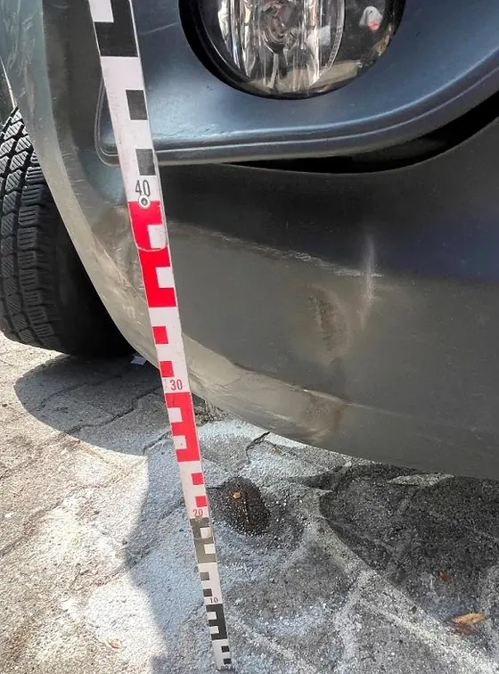 Mercedes-Benz Sprinter 315 CDI: Stoßfänger vorn rechts mit Maßstab