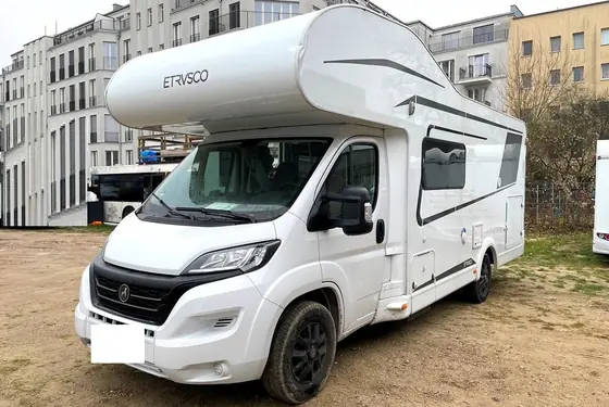 Alkoven-Wohnmobil auf Fiat Ducato: Gesamtansicht von vorn links