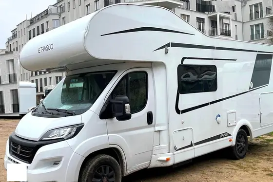 Alkoven-Wohnmobil auf Fiat Ducato: Alkoven und Seitenwand von vorn links