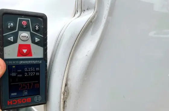 Alkoven-Wohnmobil auf Fiat Ducato: Messung mit dem Laser-Entfernungsmesser