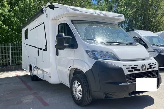 Teilintegriertes Wohnmobil auf Fiat Ducato: Gesamtansicht von vorn rechts