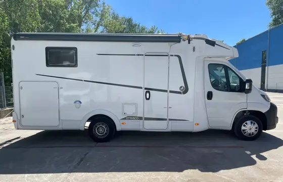 Teilintegriertes Wohnmobil auf Fiat Ducato: Seitenansicht rechts