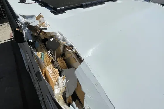 Teilintegriertes Wohnmobil auf Fiat Ducato: Dachkante aufgerissen, Isolierkern sichtbar