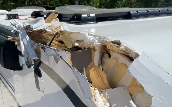 Teilintegriertes Wohnmobil auf Fiat Ducato: aufgerissene Dachkante