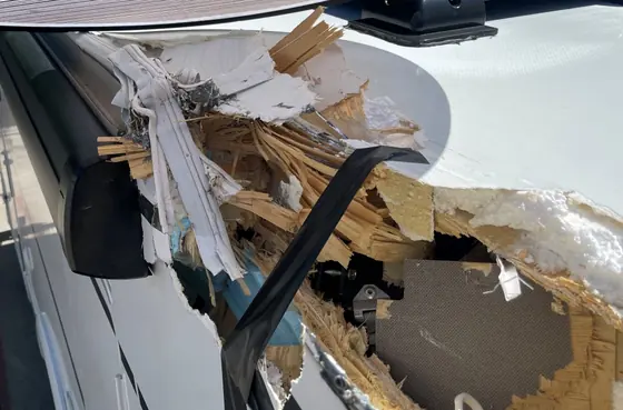 Teilintegriertes Wohnmobil auf Fiat Ducato: ausgebrochener Isolierkern an der Dachkante