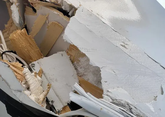 Teilintegriertes Wohnmobil auf Fiat Ducato: ausgebrochener Isolierkern im Detail