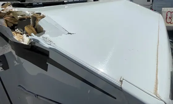 Teilintegriertes Wohnmobil auf Fiat Ducato: Dachkante hinten
