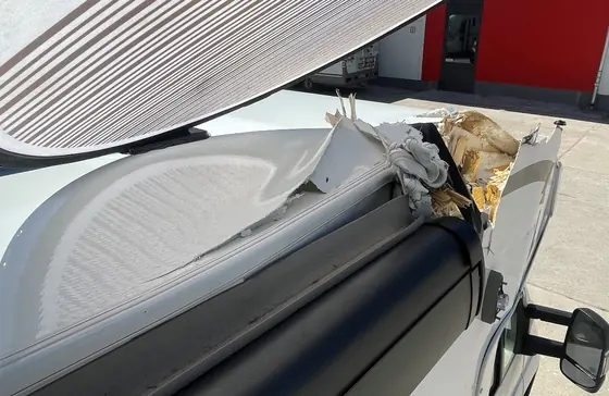 Teilintegriertes Wohnmobil auf Fiat Ducato: Markise und Dachkante
