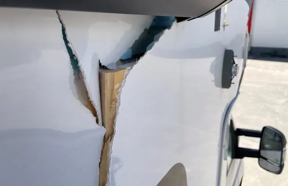 Teilintegriertes Wohnmobil auf Fiat Ducato: Riss in der Seitenwand