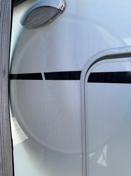 Teilintegriertes Wohnmobil auf Fiat Ducato: Seitenwand an der Rundung