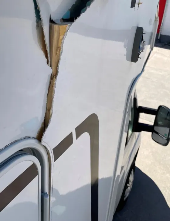 Teilintegriertes Wohnmobil auf Fiat Ducato: Riss in der Seitenwand, Detail
