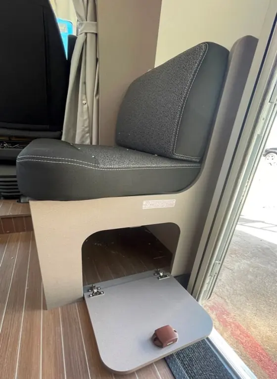Teilintegriertes Wohnmobil auf Fiat Ducato: Innenraum, Sitzbank und Stauraum