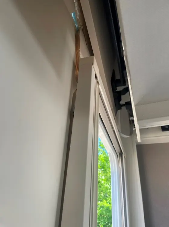 Teilintegriertes Wohnmobil auf Fiat Ducato: Innenraum, Verkleidung am Fenster