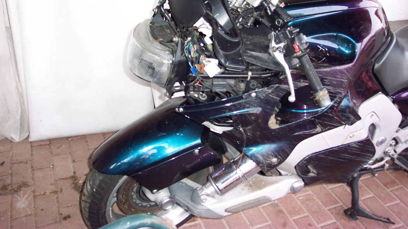 Motorrad mit Unfallschaden an Verkleidung, Lenker und Elektrik